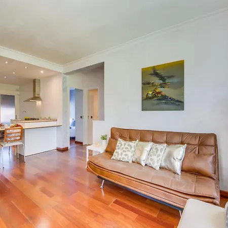 Apartamento With Private Garden